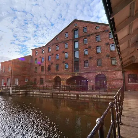 Apartmán Beautiful 1-bed In Grade Listed Warehouse - Victoria Quays, Centre, Free Parking, Pet Friendly, Netflix *